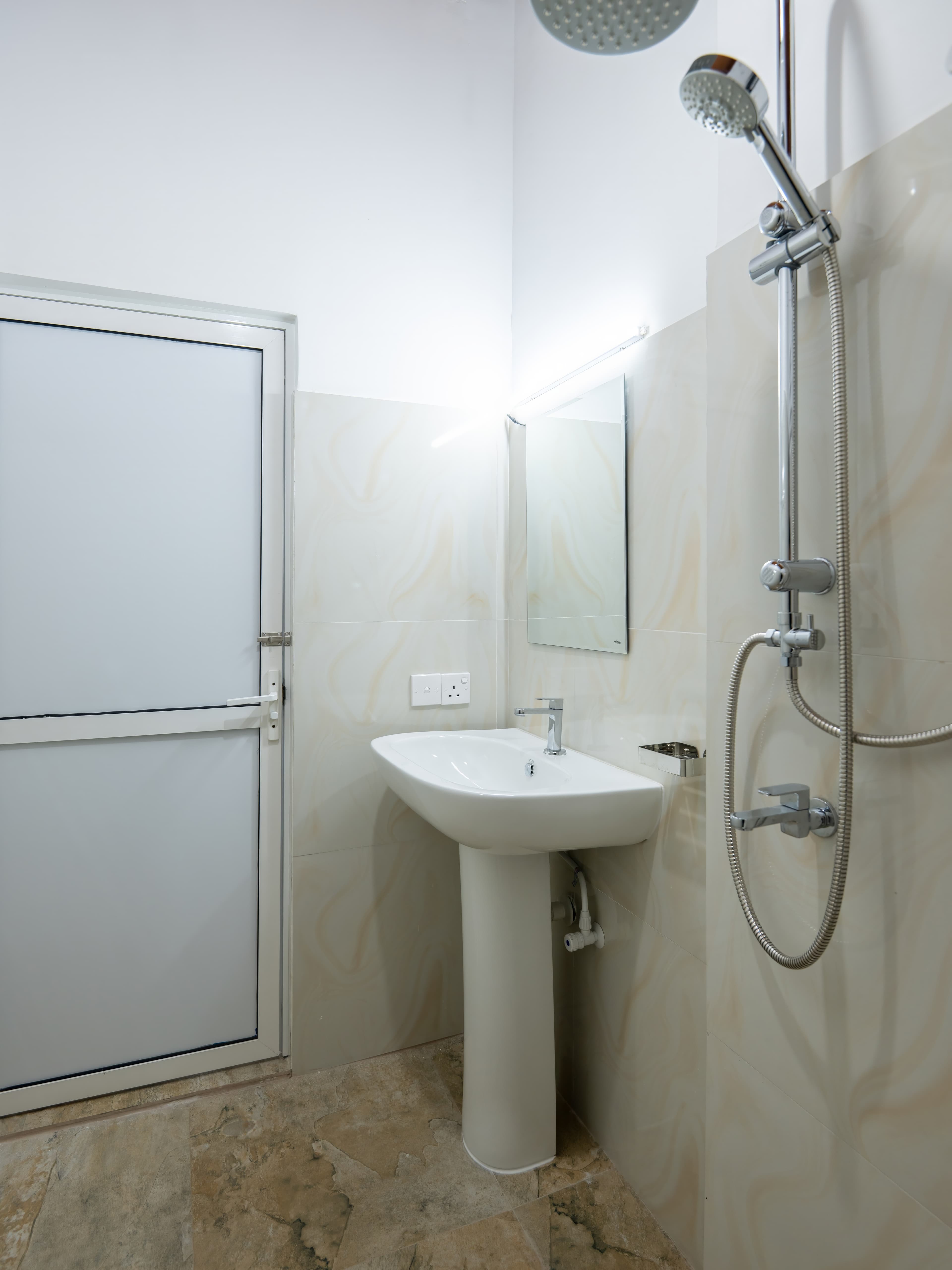 Comfortable AC Double room at Reliance Inn — photo 3