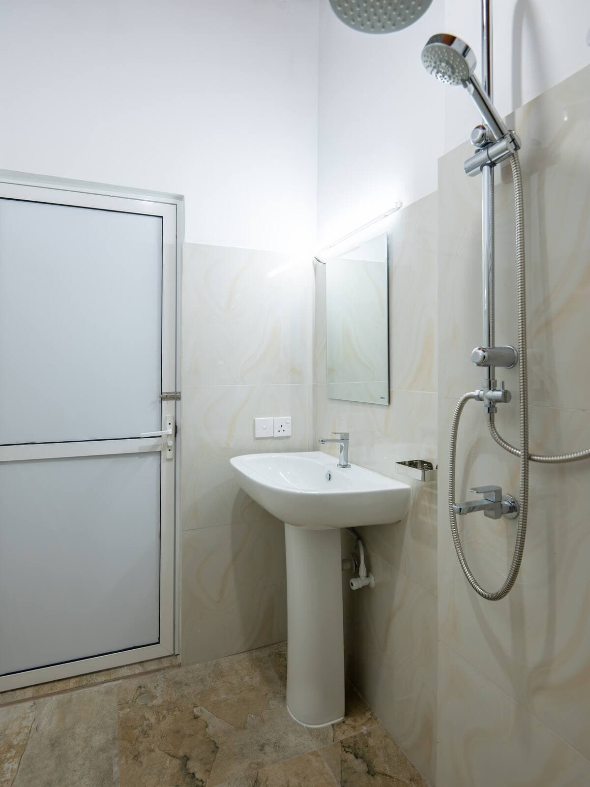 Comfortable AC Double room at Reliance Inn — photo 4