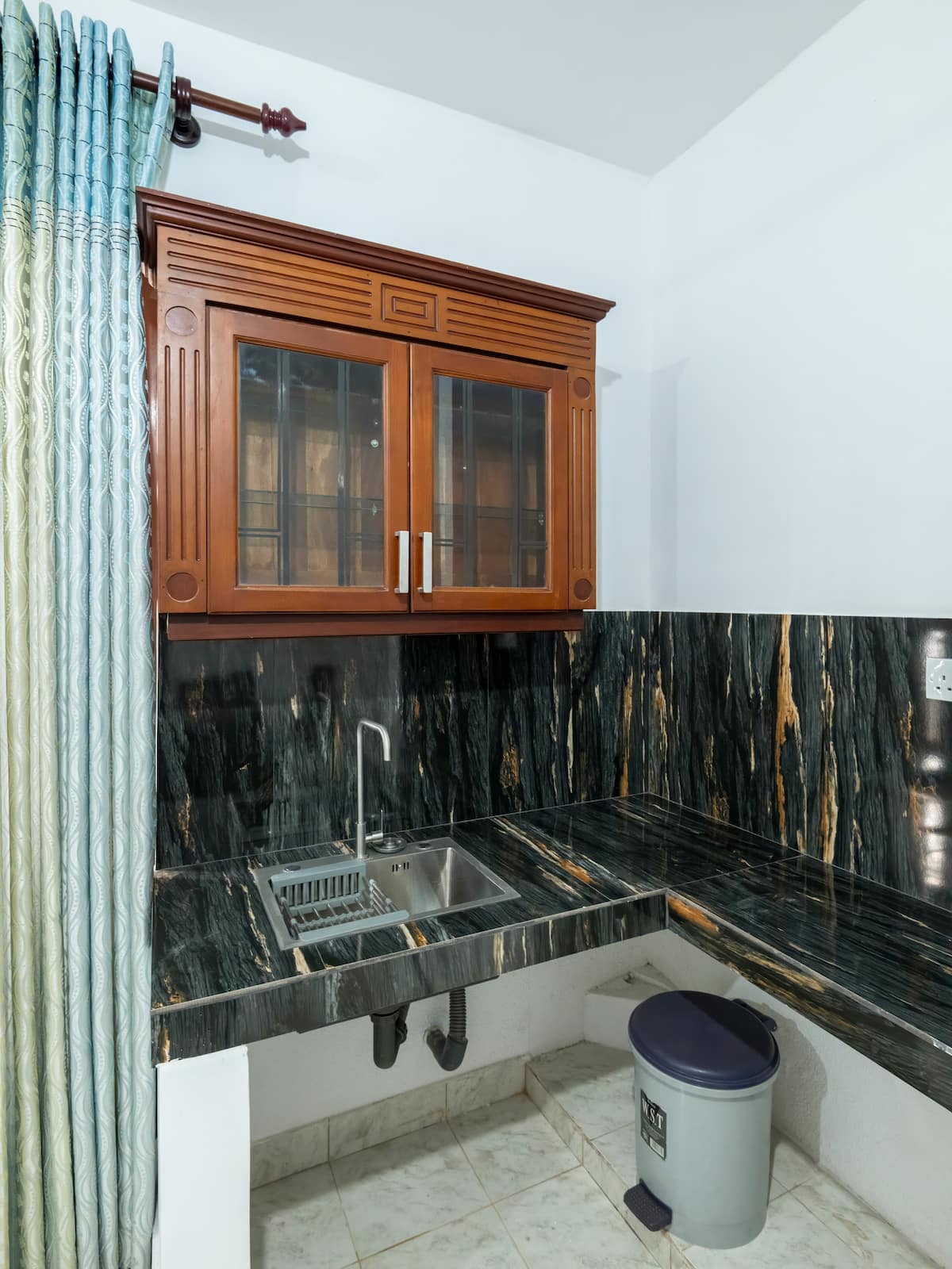 Spacious Family Apartment with living area and kitchenette — photo 3