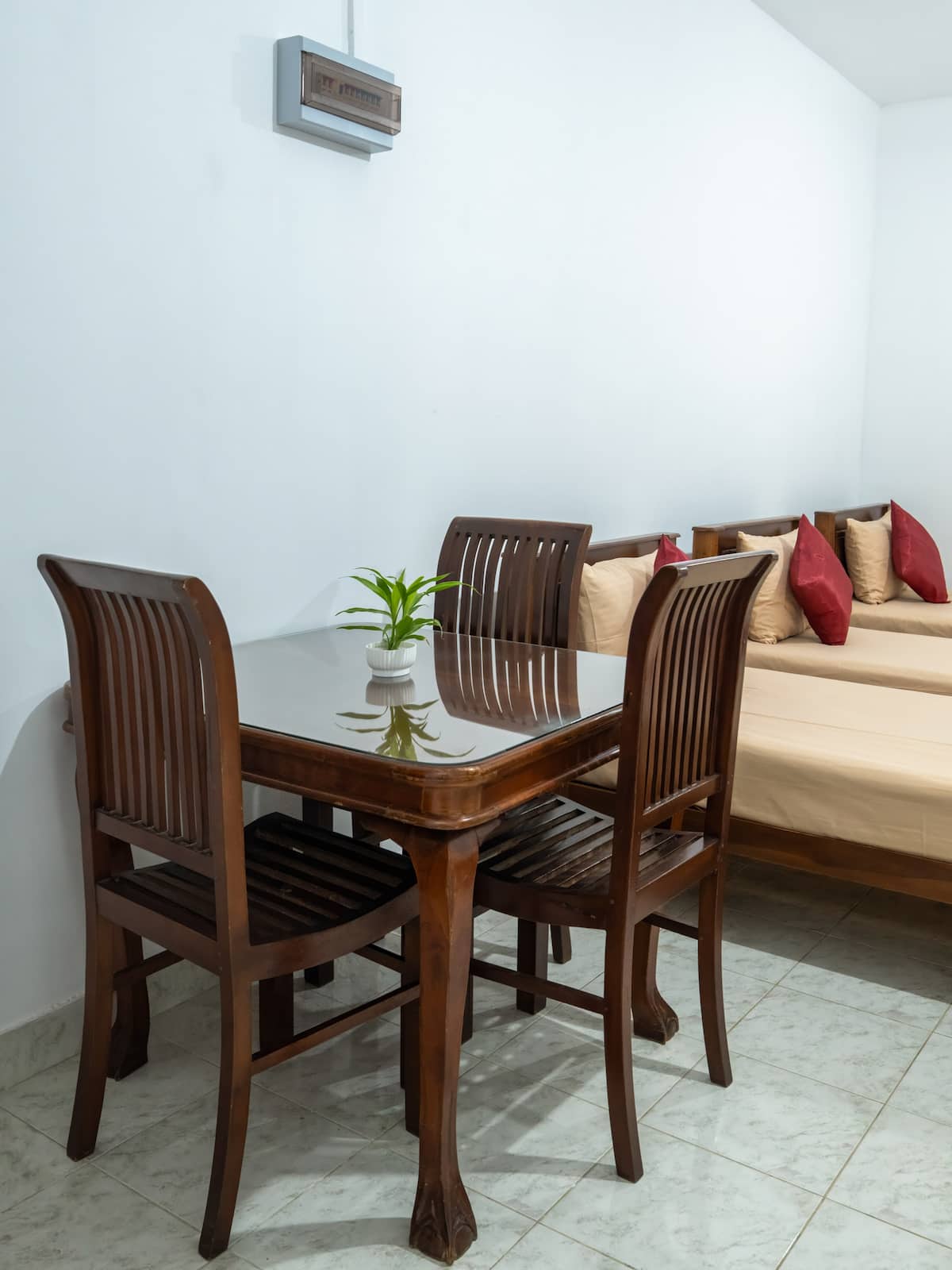 Spacious Family Apartment with living area and kitchenette — photo 4