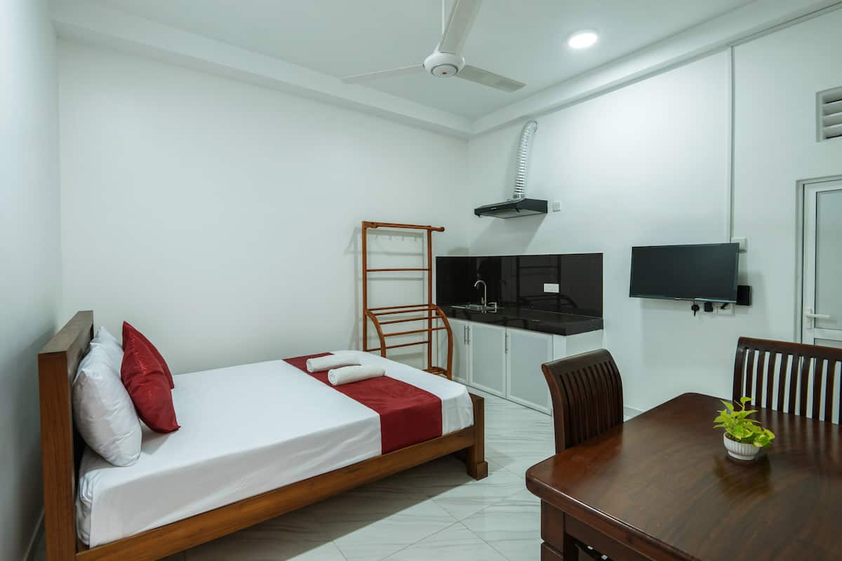 Deluxe Studio Suite with modern kitchenette and AC — photo 1