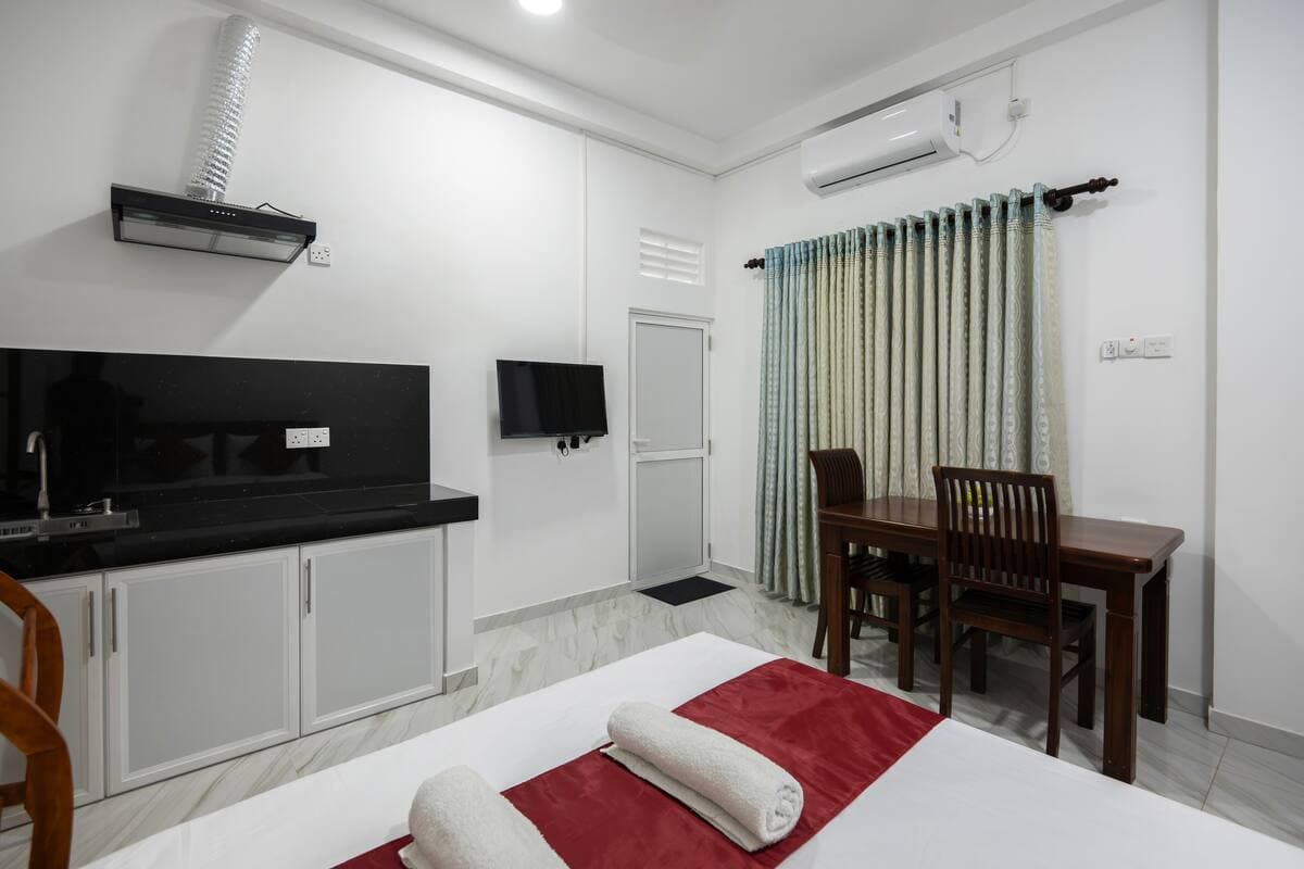 Deluxe Studio Suite with modern kitchenette and AC — photo 2
