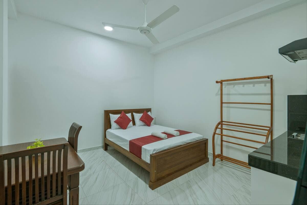 Deluxe Studio Suite with modern kitchenette and AC — photo 3