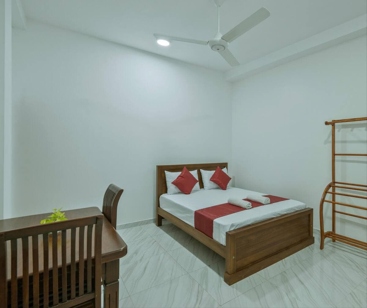 Deluxe Studio Suite with modern kitchenette and AC — photo 4