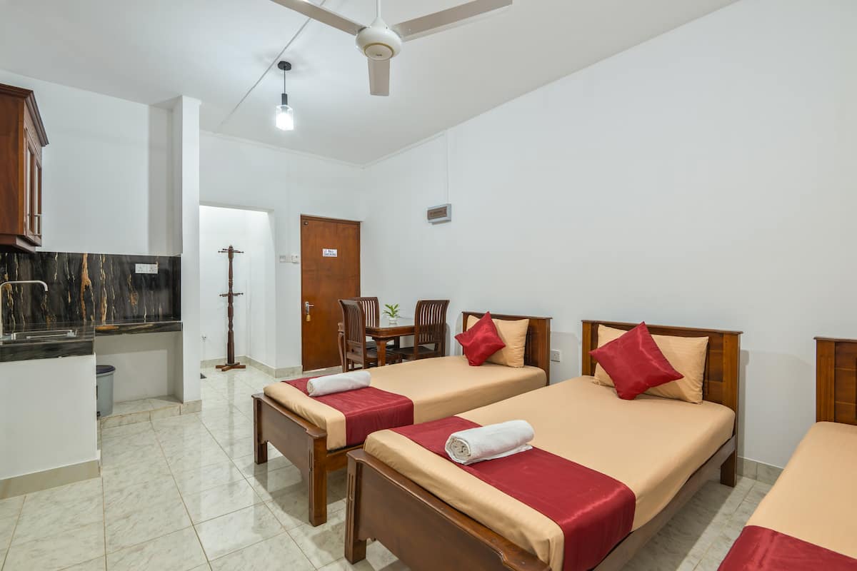 Family Triple Room with multiple beds at Reliance Inn — photo 1