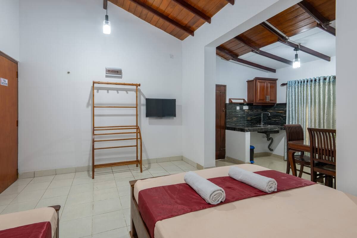 Family Triple Room with multiple beds at Reliance Inn — photo 2