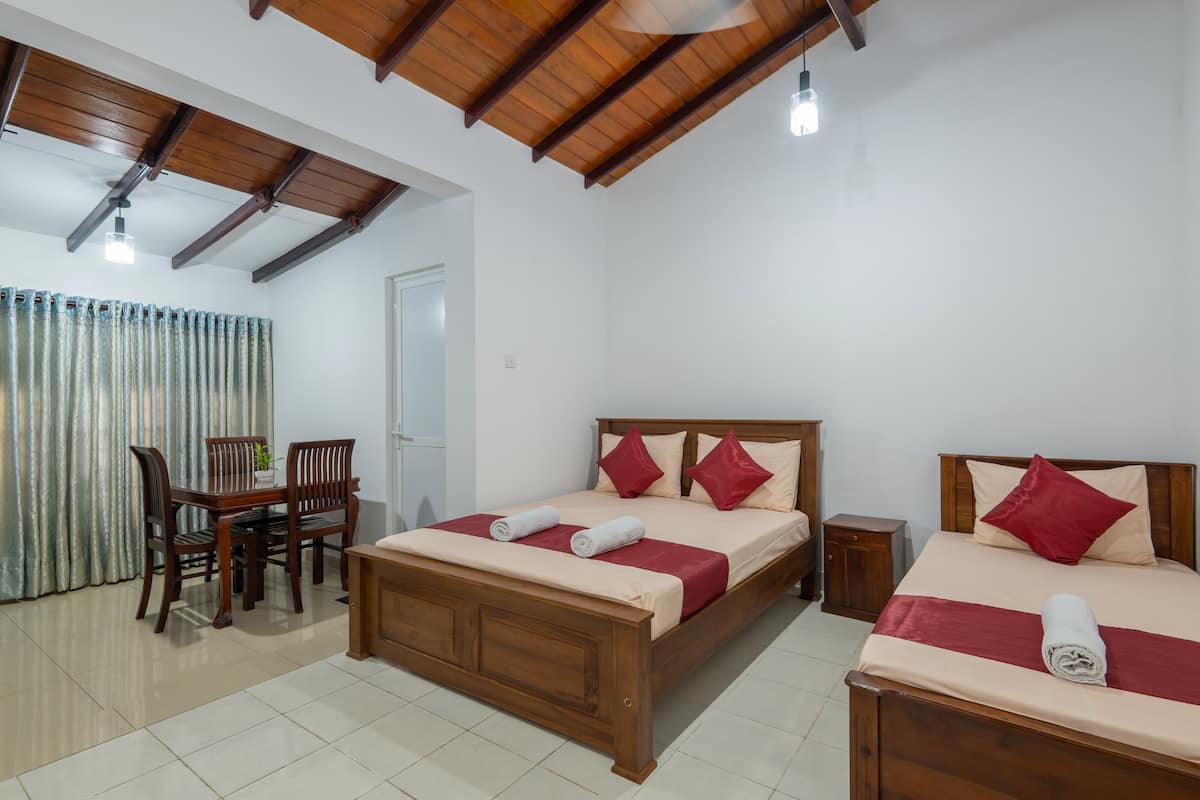 Family Triple Room with multiple beds at Reliance Inn — photo 3