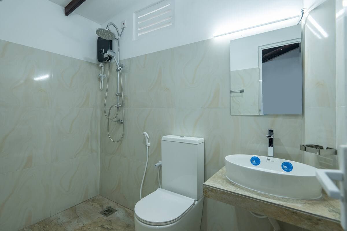 Cool Triple A/C Suite multi-bed room at Reliance Inn — photo 4